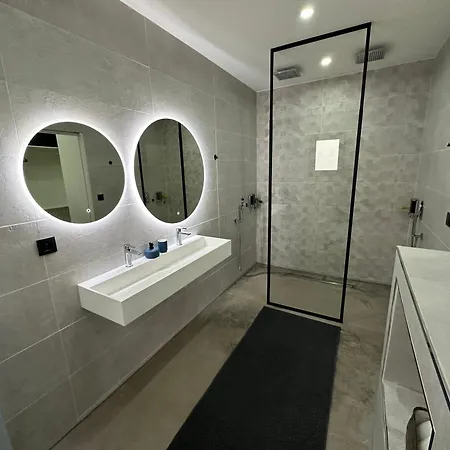 Noam Standing 220m2