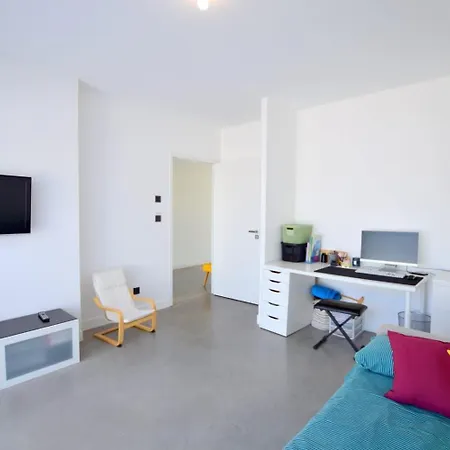 Noam Standing 220m2