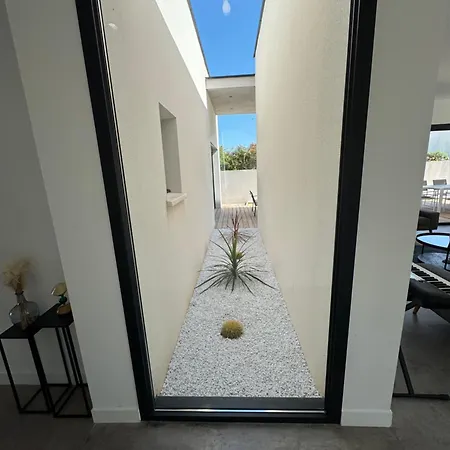 Noam Standing 220m2