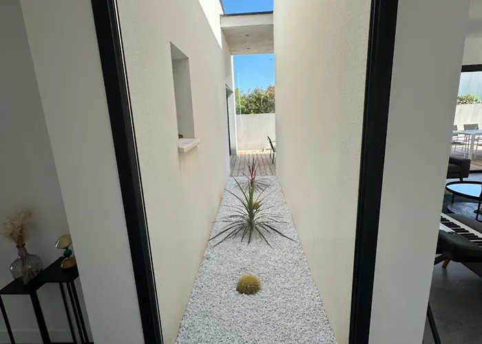 Noam Standing 220m2